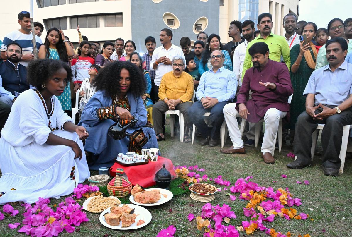 आंध्र विश्वविद्यालय के कुलपति प्रो. जीपी राजा शेखर, अंतर्राष्ट्रीय छात्र उत्सव में संकाय सदस्यों और अंतर्राष्ट्रीय छात्रों के साथ।